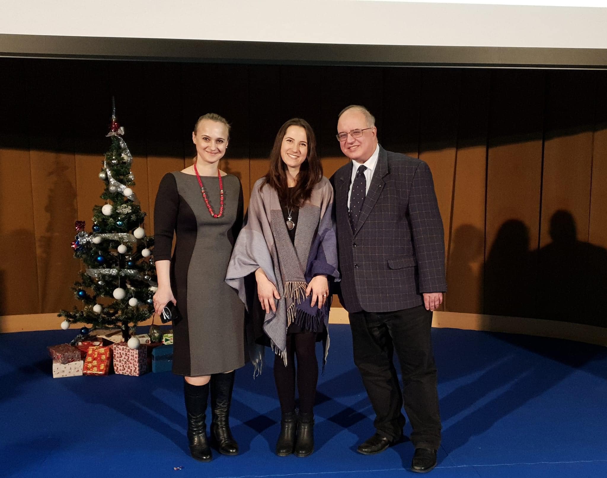 Corina Taraș-Lungu, în cadrul galei de decernare a Premiilor Senatului UB (ed. VI, 2022),
alături de conf. univ. dr. Simona Drăgan și prof. univ. dr. Bogdan Murgescu